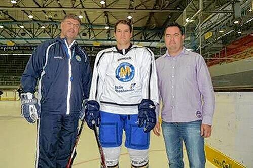 Der neue EHC-Star Eric Schneider eingerahmt von Trainer Pat Cortina (l.) und Manager Christian Winkler.