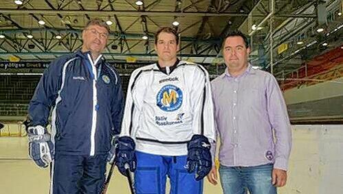 Der neue EHC-Star Eric Schneider eingerahmt von Trainer Pat Cortina (l.) und Manager Christian Winkler. Der neue EHC-Star Eric Schneider eingerahmt von Trainer Pat Cortina (l.) und Manager Christian Winkler.