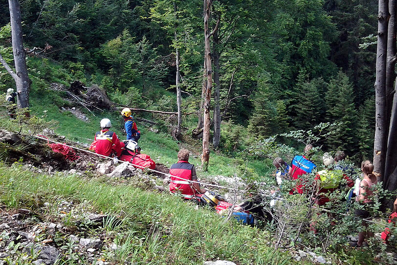 80 Meter tief stürzt ein Lastwagen nahe Bayrischzell den Hang hinab. Der Fahrer (42) fliegt auf halber Höhe aus dem 7,5-Tonner und wird schwer verletzt.