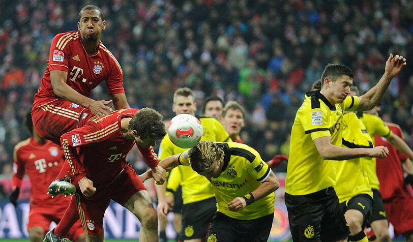 01.12.2012 - Das Hinspiel der laufenden Saison 2012/2013 ist von Kampf und Taktik geprägt. Die Münchner können Dortmund zumindest ein Unentschieden abringen. Bayern München ging durch einen Treffer von Toni Kroos in Führung, doch Borussia Dortmund konnte durch ein Tor von Mario Götze ausgleichen. Das Spiel endete 1:1.