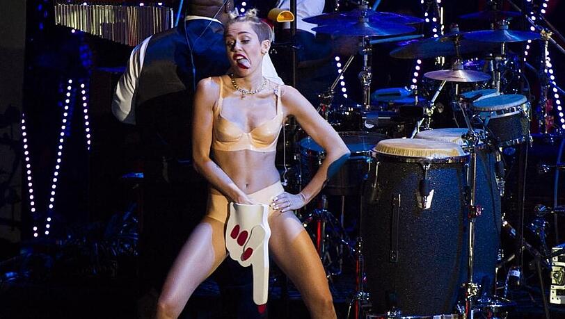 Schaumstoffhand, viel Haut und provokante Grimassen: Miley Cyrus' VMA-Auftritt kam nicht bei jedem gut an. Schaumstoffhand, viel Haut und provokante Grimassen: Miley Cyrus' VMA-Auftritt kam nicht bei jedem gut an.