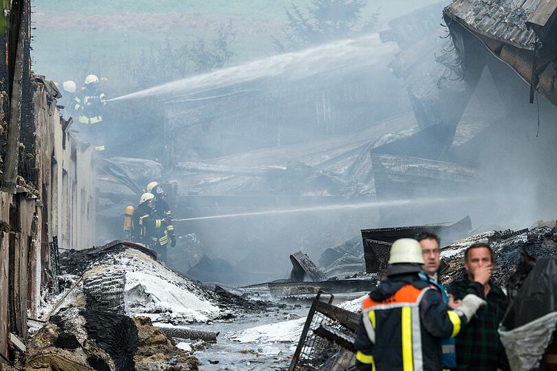 Am frühen Samstagmorgen ist eine Folienfabrik in Malgersdorf völlig ausgebrannt. Dabei ist ein Schaden von mehreren Millionen Euro entstanden.