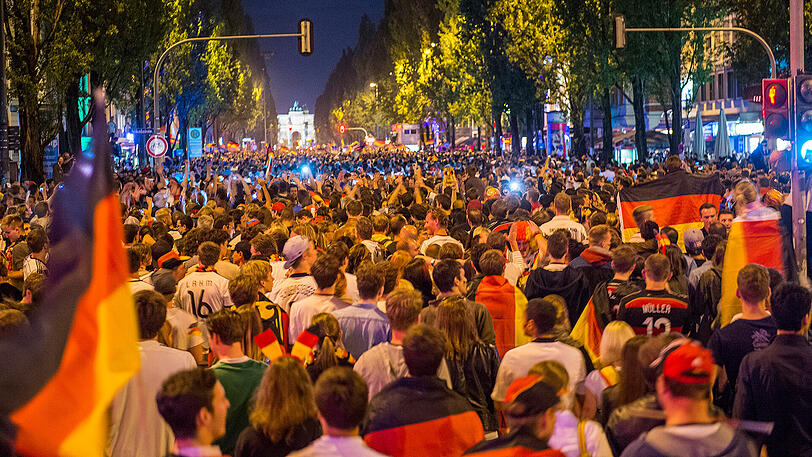 Deutschland-Fans feiern während der WM 2014 auf der Leopoldstraße.