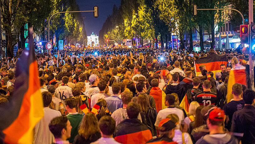 Deutschland-Fans feiern während der WM 2014 auf der Leopoldstraße. Deutschland-Fans feiern während der WM 2014 auf der Leopoldstraße.