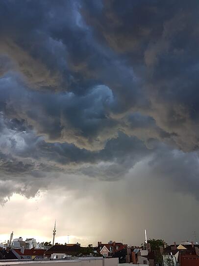 Die Bilder vom Gewitter, hier aufgenommen in Schwabing.