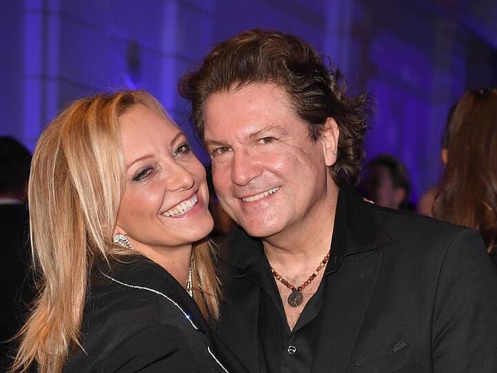 Francis Fulton-Smith und seine Freundin Claudia Hillmeier auf einer Party bei der Berlianle.
