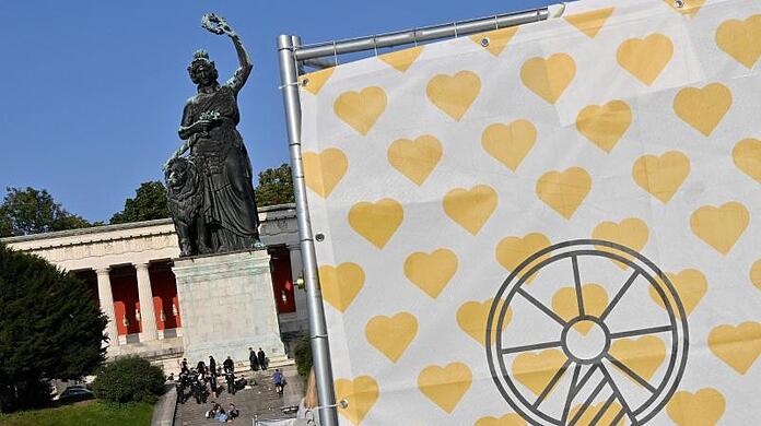 Ein Polizeiwagen auf dem Wiesn-Gelände unterhalb der Bavaria-Statue. Normalerweise wäre auf der Theresienwiese heute das größte Volksfest der Welt eröffnet worden. Ein Polizeiwagen auf dem Wiesn-Gelände unterhalb der Bavaria-Statue. Normalerweise wäre auf der Theresienwiese heute das größte Volksfest der Welt eröffnet worden.
