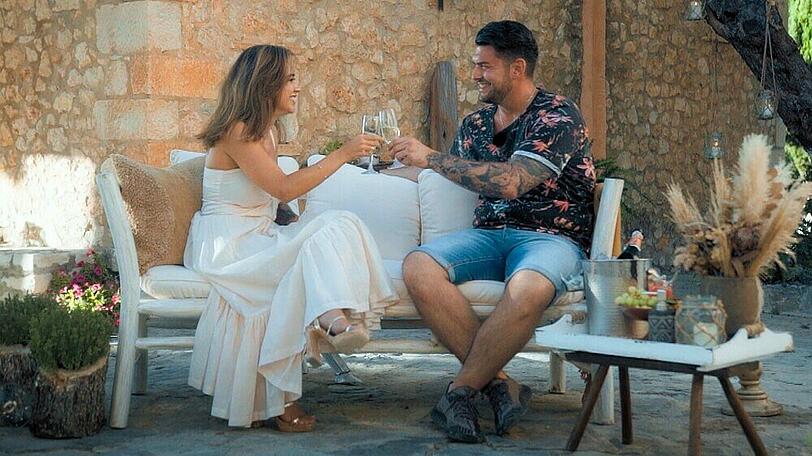 Es beginnt zu knistern: Melissa und Ioannis genießen ihr Date.