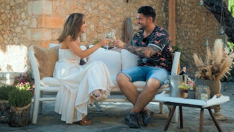 Es beginnt zu knistern: Melissa und Ioannis genießen ihr Date.
