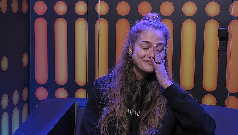 Mimi Gwozdz verlässt freiwillig Promi Big Brother und das Weltall. Mimi Gwozdz verlässt freiwillig Promi Big Brother und das Weltall.