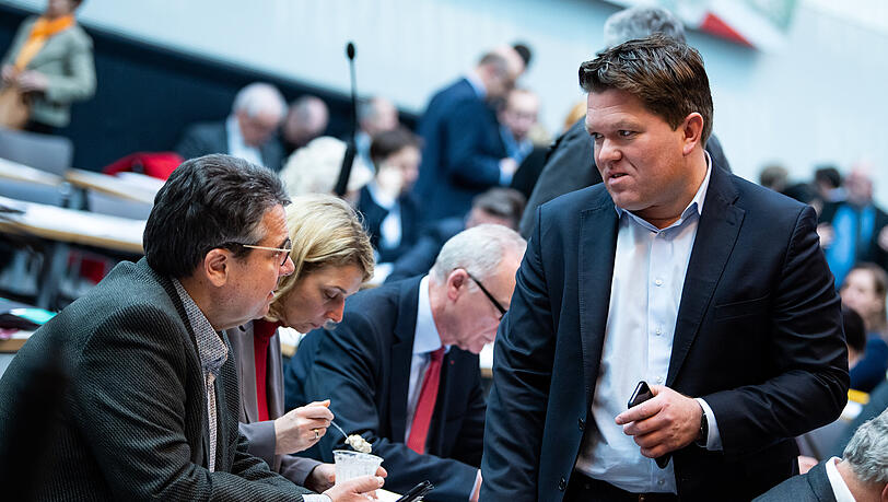 Florian Post (rechts) und der ehemalige Außenminister Sigmar Gabriel am Rande einer Sitzung der SPD-Fraktion im Deutschen Bundestag. (Archivbild) Florian Post (rechts) und der ehemalige Außenminister Sigmar Gabriel am Rande einer Sitzung der SPD-Fraktion im Deutschen Bundestag. (Archivbild)