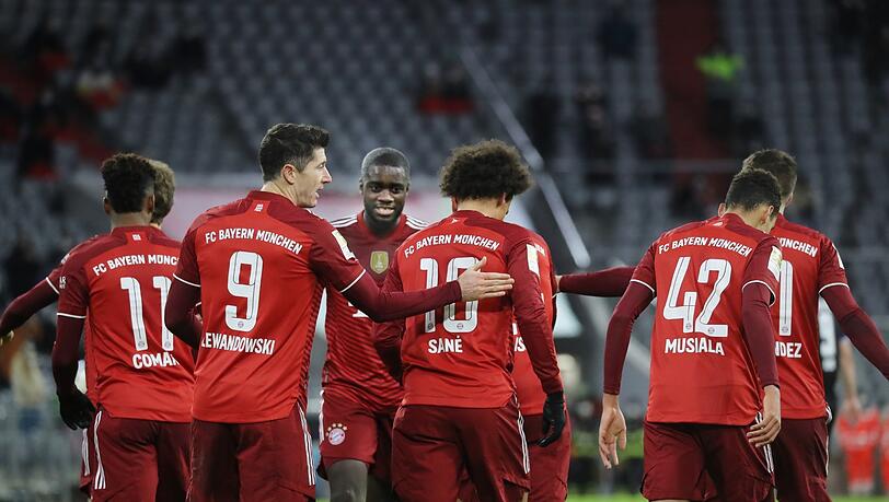 102 Bundesliga-Tore im Jahr 2021 - und es sind ja noch vier Partien: Die Stars des FC Bayern um Robert Lewandowski (3.v.l.), die den Rekord des 1. FC Köln geknackt haben. 102 Bundesliga-Tore im Jahr 2021 - und es sind ja noch vier Partien: Die Stars des FC Bayern um Robert Lewandowski (3.v.l.), die den Rekord des 1. FC Köln geknackt haben.