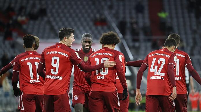 102 Bundesliga-Tore im Jahr 2021 - und es sind ja noch vier Partien: Die Stars des FC Bayern um Robert Lewandowski (3.v.l.), die den Rekord des 1. FC Köln geknackt haben.