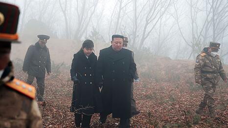 Kim Jong Un, Machthaber von Nordkorea, mit seiner Tochter bei einer taktischen Militärübung an einem nicht genannten Ort. Die Aufnahme wurde von der staatlichen nordkoreanischen Nachrichtenagentur KCNA zur Verfügung gestellt. Sein Inhalt kann nicht unabhängig verifiziert werden.