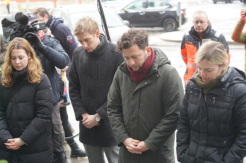 v.l von den Grünen bei Gedenken am Tatort:. Bundestagsabgeordnete Jamila Schäfer , Bürgermeister Dominik Krause, Bundesvorsitzender Felix Banaszak und Katharina Schulze am Fr, 14.02.2025.