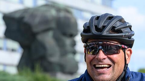 Prominente Unterstützung für den European Peace Ride: Tour-de-France-Sieger Jan Ullrich passiert mit dem Peloton das Karl-Marx-Monument in Chemnitz.