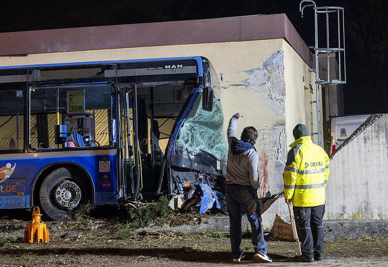 Mehrere Menschen wurden dabei verletzt, eine Person schwer, sechs leicht.