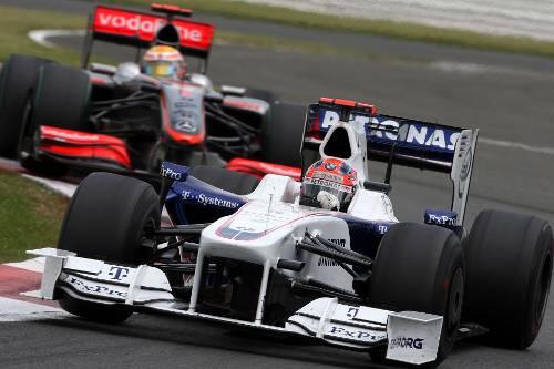 Robert Kubica im BMW vor Lewis Hamilton im Silberpfeil - auf dem Nürburgring sind sie chancenlos.