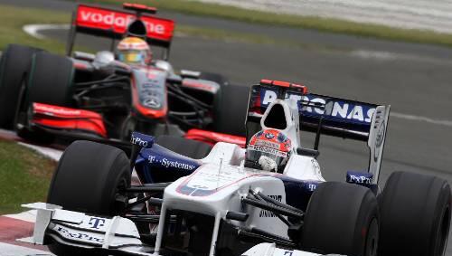 Robert Kubica im BMW vor Lewis Hamilton im Silberpfeil - auf dem Nürburgring sind sie chancenlos. Robert Kubica im BMW vor Lewis Hamilton im Silberpfeil - auf dem Nürburgring sind sie chancenlos.