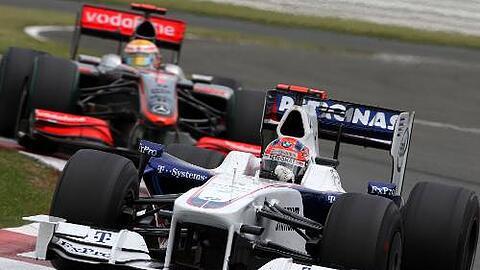 Robert Kubica im BMW vor Lewis Hamilton im Silberpfeil - auf dem Nürburgring sind sie chancenlos.