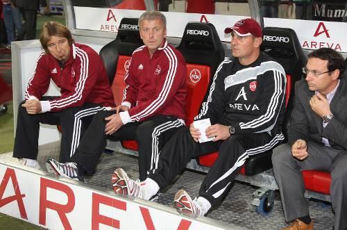 Die Bank der langen Gesichter: Club-Trainer Michael Oenning, sein Co Armin Reutershahn, Torwart-Trainer Adam Matysek und Manager Martin Bader als ratloses Quartett.