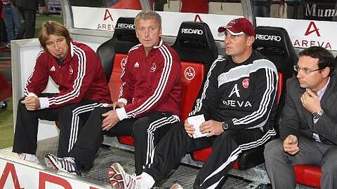 Die Bank der langen Gesichter: Club-Trainer Michael Oenning, sein Co Armin Reutershahn, Torwart-Trainer Adam Matysek und Manager Martin Bader als ratloses Quartett.