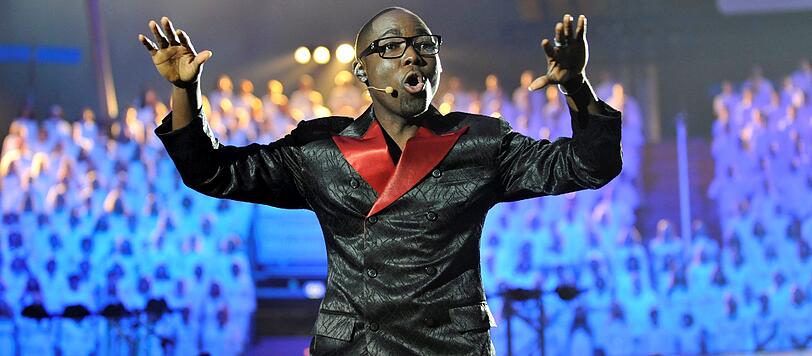 Ein Lied, ein Dirigent und 1198 Sänger. Beim Song "Hold on" dirigiert Mano Ezoh den Gospelchor in der Münchner Olympiahalle zum Weltrekord.