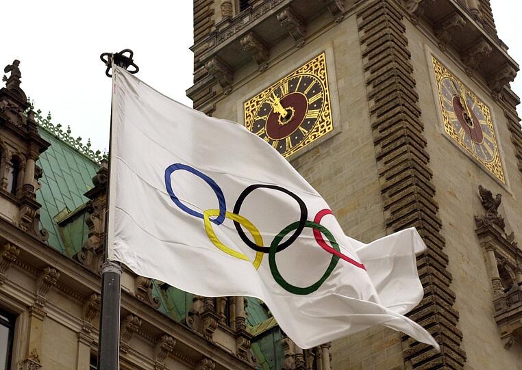 Bereits 2001 wehte die Olympische Flagge vor dem Hamburger Rathaus. Für 2024 oder 2028 will Hamburg einen neuen Anlauf für eine Bewerbung um die olympischen Sommerspiele nehmen.