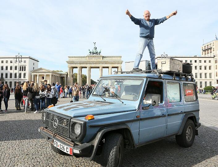 Der Weltreisende Gunther Holtorf bei seiner Ankunft in Berlin vor dem Brandenburger Tor.