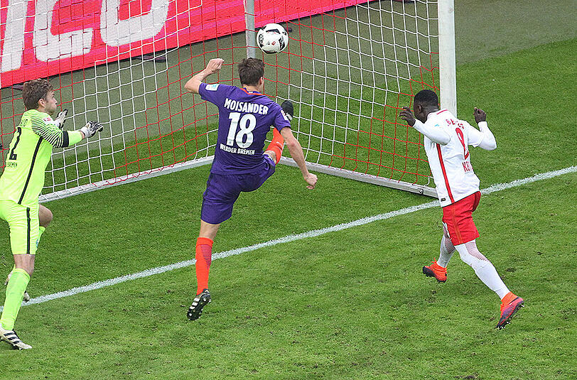 Die Rettungstat kommt zu spät: Naby Keita köpft zum 2:0 für Leipzig ein.