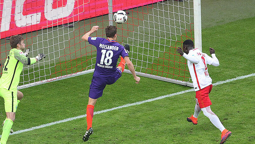 Die Rettungstat kommt zu spät: Naby Keita köpft zum 2:0 für Leipzig ein. Die Rettungstat kommt zu spät: Naby Keita köpft zum 2:0 für Leipzig ein.