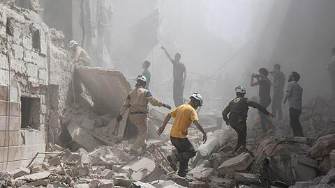 Nach einem Luftangriff in Aleppo versuchen Helfer Opfer aus den Trümmern eines Hauses zu bergen. Bei dem Angriff im vergangenen April wurde auch ein Krankenhaus schwer getroffen.