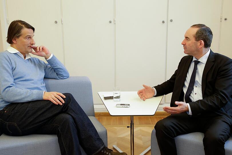 Bayerns Wirtschaftsminister Hubert Aiwanger (r.) im Gespräch mit AZ-Redakteur Clemens Hagen.