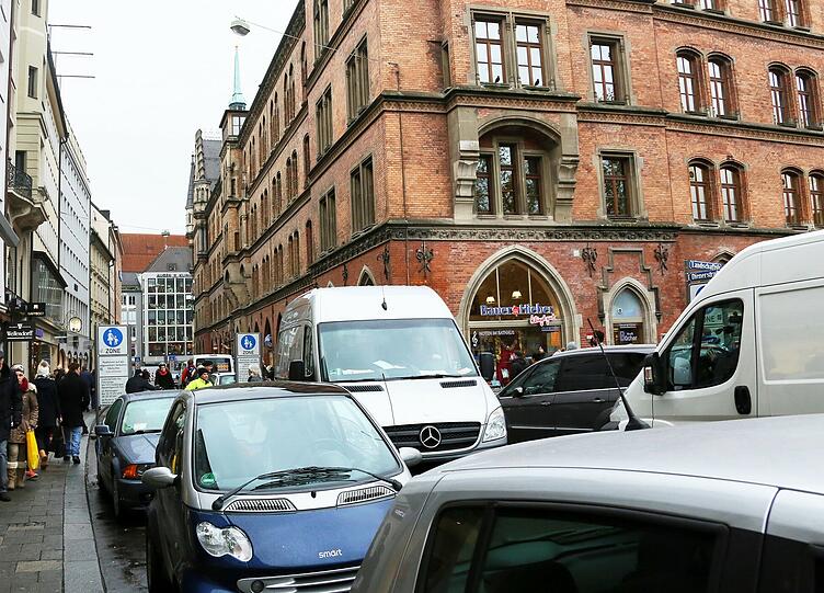 Ebenso in der engen Dienerstraße. Da sollen künftig nur noch Taxis stehen.