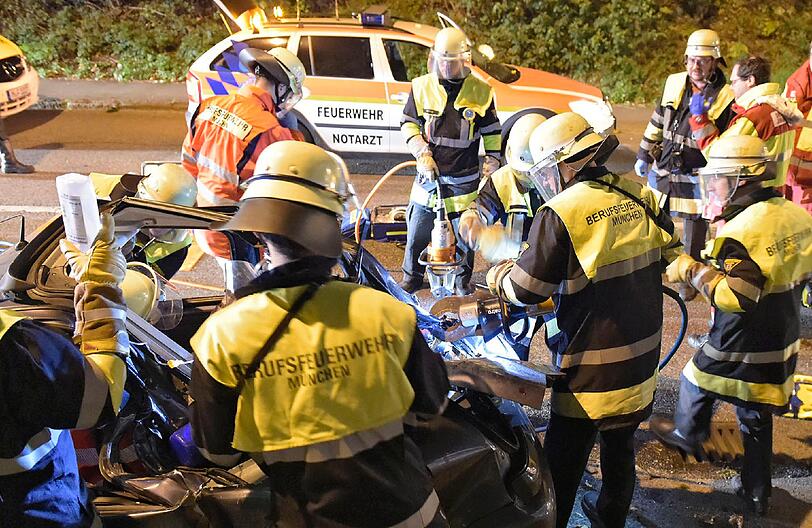 Schwerer Unfall auf der Bodenseestraße: Ein 23-jähriger Münchner überschlägt sich mit seinem Fiat und kracht gegen eine Straßenlaterne.