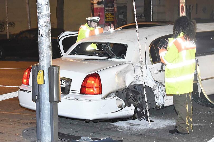 In der Blumenstraße hat es am Samstagabend heftig geknallt - die Bilder von der Unfallstelle.