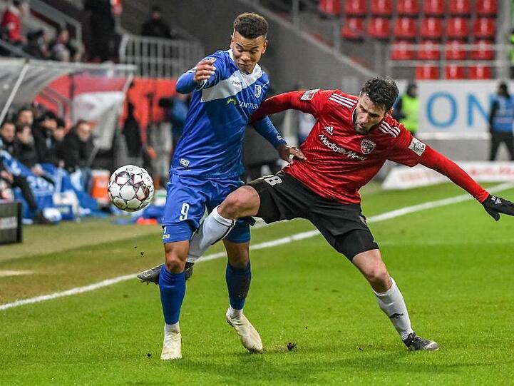 Marcel Costly von FC Magdeburg (l) und Christian Träsch von FC Ingolstadt 04 kämpfen im Audi Sportpark um den Ball. Foto: Armin Weigel