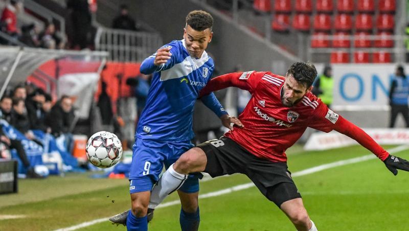 Marcel Costly von FC Magdeburg (l) und Christian Träsch von FC Ingolstadt 04 kämpfen im Audi Sportpark um den Ball. Foto: Armin Weigel Marcel Costly von FC Magdeburg (l) und Christian Träsch von FC Ingolstadt 04 kämpfen im Audi Sportpark um den Ball. Foto: Armin Weigel