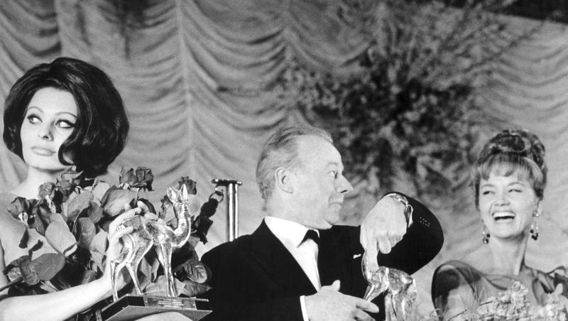 Sophia Loren, Heinz Rühmann und Liselotte Pulver 1964 bei der Bambi-Verleihung. Sophia Loren, Heinz Rühmann und Liselotte Pulver 1964 bei der Bambi-Verleihung.