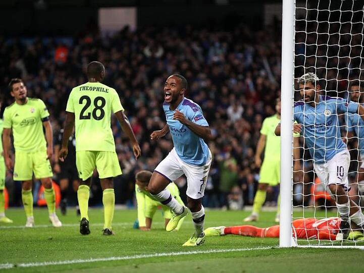 Raheem Sterling (M) von Manchester City jubelt über sein Tor zum 1:0 gegen Dinamo Zagreb.