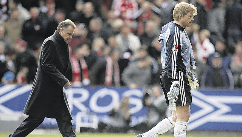 Allzu oft möchten Ottmar Hitzfeld (li.) und Oliver Kahn nach ihren letzten Spielen mit den Bayern nicht mehr mit gesenkten Häuptern vom Platz schleichen.