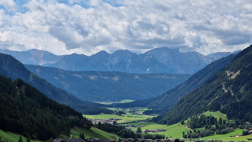Blick vom Gsieser Ochsenweg auf das Gsiesertal Richtung Pragser Dolomiten.