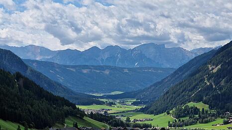 Blick vom Gsieser Ochsenweg auf das Gsiesertal Richtung Pragser Dolomiten.