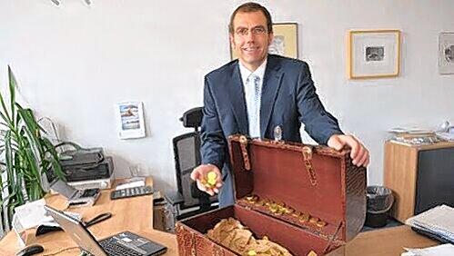Nürnbergs Stadtkämmerer Harald Riedel blickt in leere Kassen. Um sie zu füllen, denkt er auch über kreative Einnahmemöglichkeiten nach. Nürnbergs Stadtkämmerer Harald Riedel blickt in leere Kassen. Um sie zu füllen, denkt er auch über kreative Einnahmemöglichkeiten nach.