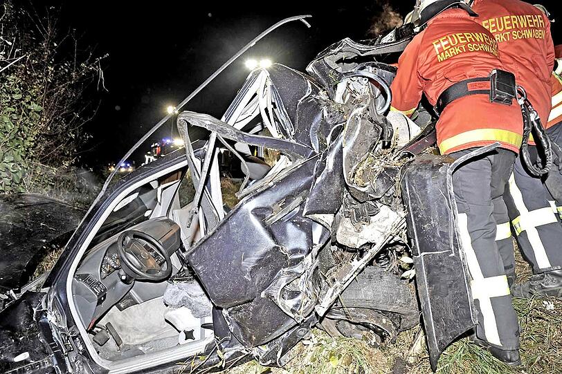 Von hinten gerammt: Schwerer Unfall auf der A 94: Der Mercedes ist nur noch ein Blechbündel: Der Fahrer wurde nach demheftigen Aufprall eingeklemmt und schwer verletzt.