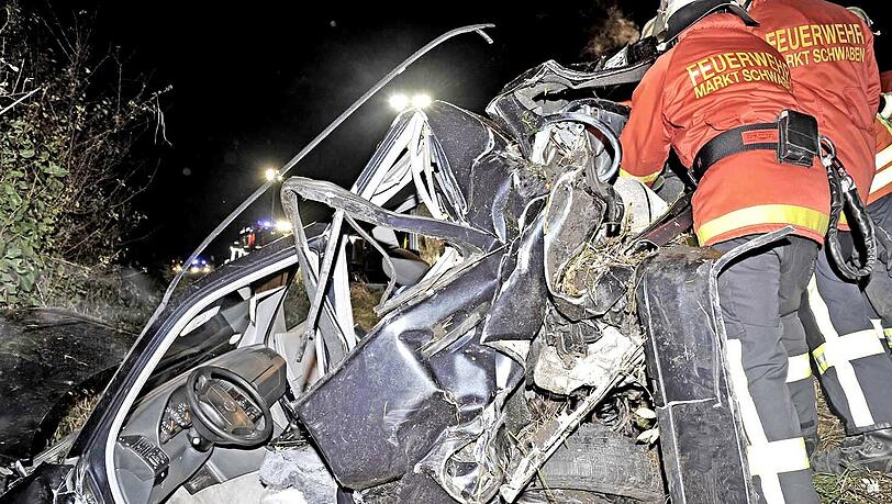 Von hinten gerammt: Schwerer Unfall auf der A 94: Der Mercedes ist nur noch ein Blechbündel: Der Fahrer wurde nach demheftigen Aufprall eingeklemmt und schwer verletzt. Von hinten gerammt: Schwerer Unfall auf der A 94: Der Mercedes ist nur noch ein Blechbündel: Der Fahrer wurde nach demheftigen Aufprall eingeklemmt und schwer verletzt.