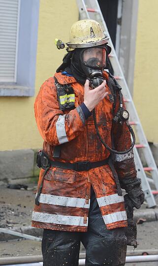 In den Flammen kamen mindestens acht Menschen ums Leben, darunter sieben Kinder. Die Bilder von den Löscharbeiten.