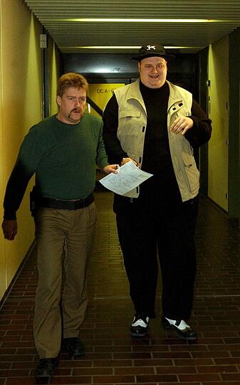 Kim Schmitz mit "Kimvestor-Mütze" auf dem Weg zum Gericht.