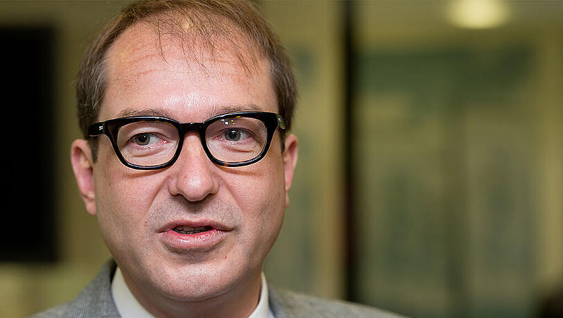 Der Budnesrat übt scharfe Kritik an Verkehrsminister Dobrindt und seinem Konzept zur Pkw-Maut. Der Budnesrat übt scharfe Kritik an Verkehrsminister Dobrindt und seinem Konzept zur Pkw-Maut.