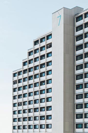 Wohnen in Himmelsnähe: eines der Hochhäuser im Dorf.